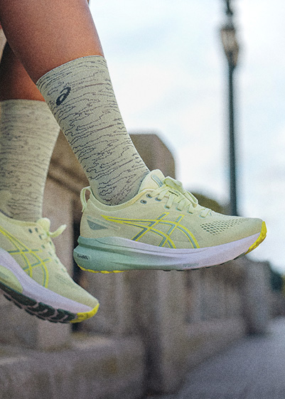 ASICS-GEL-Kayano-31-Damenmodell-Beine-bäumeln-von-Steingeländer
