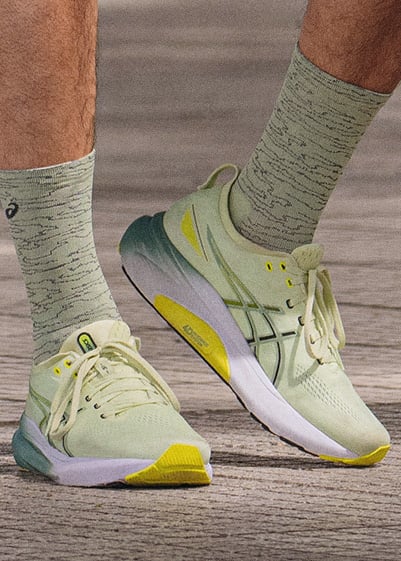 ASICS-GEL-Kayano-31-Herrenmodell-Beine-posierend