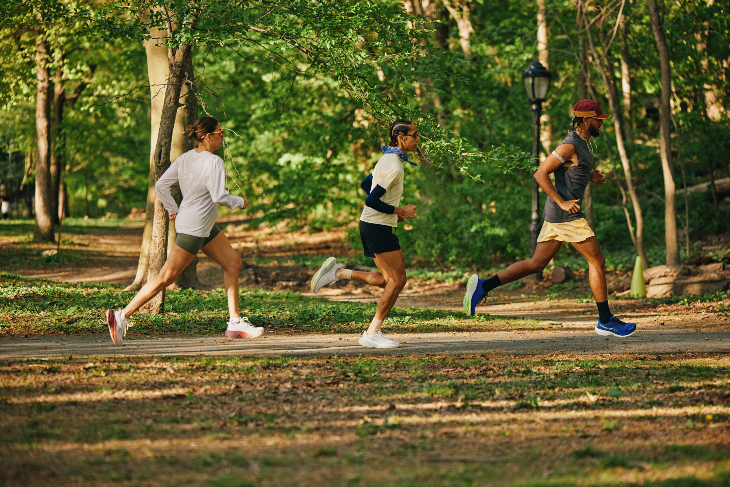 Woman-and-Man-running-on-a-street-with-a-sunset