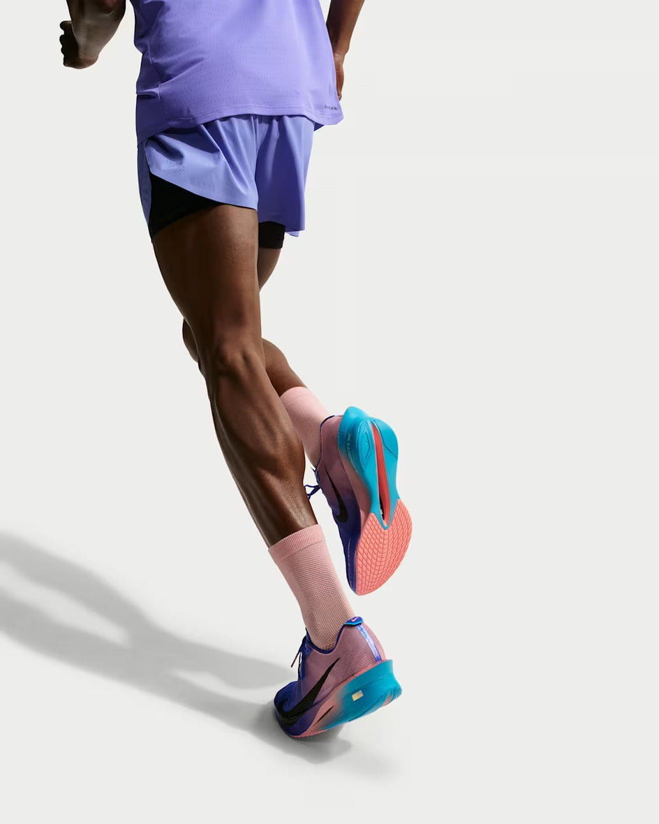 Coureur en Nike Vaporfly sur le bitume
